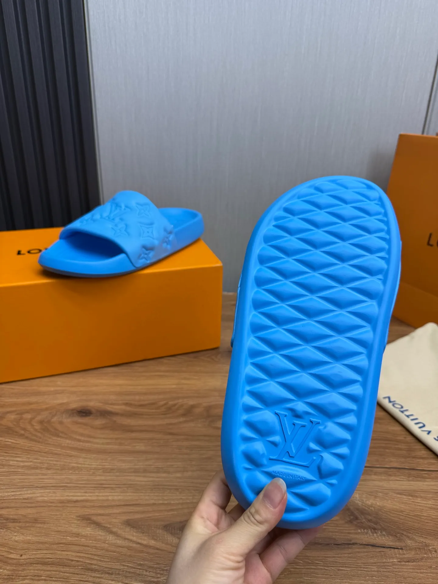 Men's shoes 💰260💰 ▪️LV's popular Little Red Book popular slippers hot sale: 1 shipment✅ Super textured and comfortable slippers, original TPU outsole. Authentic counter box drawer box packaging 🎁Size 38-45